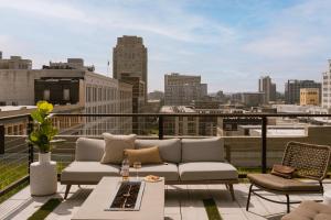 费城Sonder The Heid的阳台配有沙发,享有城市美景