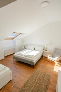 维也纳Luxury Penthouse - Augarten的白色卧室配有床和沙发