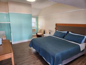 丹尼斯港乔纳森爱德华兹汽车旅馆的一间卧室配有一张带蓝色枕头的大床