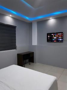 波托维耶霍Hotel KP的卧室配有一张床,墙上配有电视。