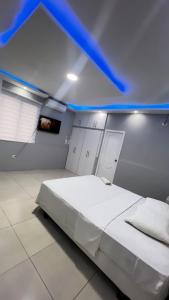 波托维耶霍Hotel KP的一间卧室设有一张蓝色天花板的大床
