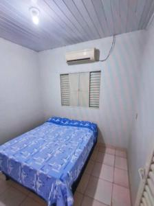 巴拉-杜加萨斯Casa Bosque da Saudade的一间小卧室,房间内设有一张蓝色的床