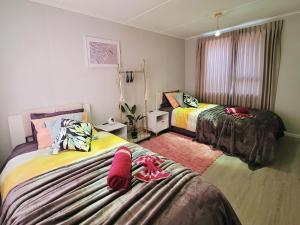 旺阿帕劳阿Gulf Red Vacation Home 2 Bedroom 2 Bathroom的一间设有两张床铺和毛巾的房间