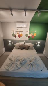 圣劳伦斯海滨Flat Amarilis Apartamento 202的一张大床,位于一个绿色的墙壁内