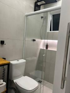 里约热内卢Casa do Coité的一间带卫生间和玻璃淋浴间的浴室