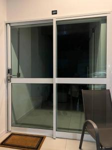 里约热内卢Casa do Coité的一个带椅子的房间里滑动玻璃门