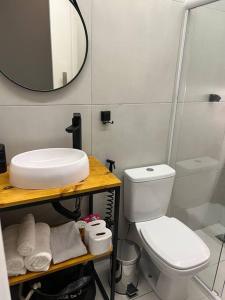 里约热内卢Casa do Coité的一间带卫生间、水槽和镜子的浴室