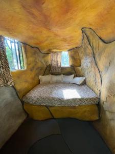 拉米萨Caverna El Mirador - La Mesa的一间摇滚壁床的房间