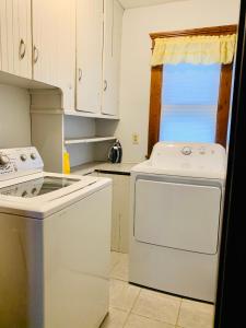 奇科皮Cozy First Floor Apartment的一间带炉灶和洗碗机的厨房