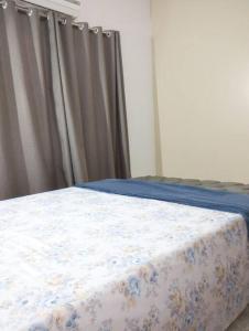 卡斯卡韦尔Casa aconchegante的一间卧室配有一张带蓝白色毯子的床