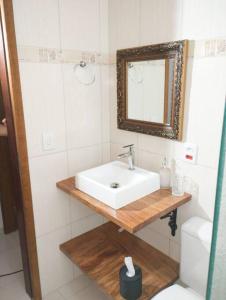 卡斯卡韦尔Casa aconchegante的一间带水槽、镜子和卫生间的浴室