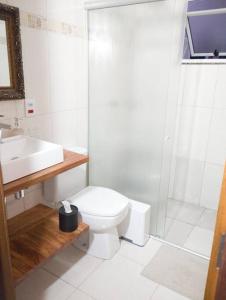 卡斯卡韦尔Casa aconchegante的浴室配有卫生间、淋浴和盥洗盆。