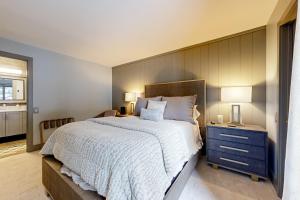 太阳谷Sun Valley Serenity的一间卧室配有一张大床和两盏灯。