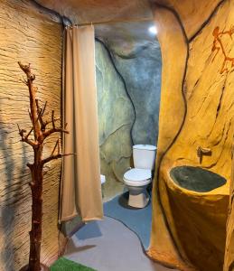 拉米萨Caverna El Mirador - La Mesa的树屋中带卫生间的浴室
