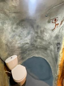 拉米萨Caverna El Mirador - La Mesa的涂鸦的房间设有带卫生间的浴室