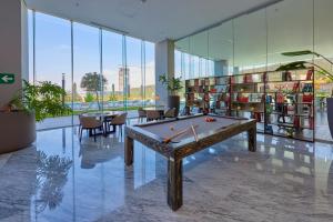 克雷塔罗Park Life Querétaro的一个带图书馆的房间里一张台球桌