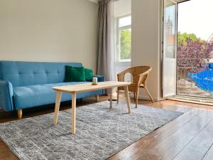 塞图巴尔Ady house 2的客厅配有蓝色的沙发和桌子