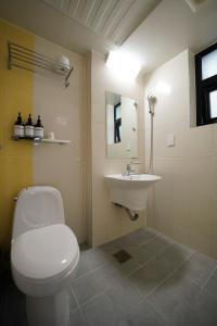 首尔Hotel DADA Insadong的浴室配有白色卫生间和盥洗盆。