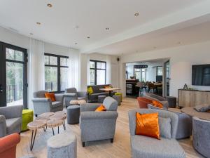 克勒伊斯贝尔亨Villa Col 38的带沙发和桌子的客厅以及窗户。
