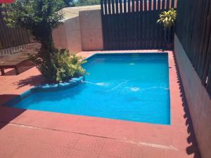 伊瓜苏港奥尔内罗山林小屋的后院的蓝色海水游泳池
