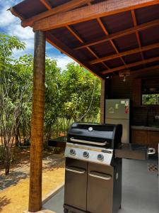 JurubebaSertão do Luar的凉棚下的户外厨房,配有烧烤架