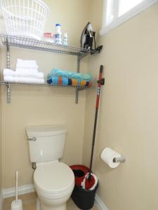 格罗斯岛Keep Cool Guesthouse的浴室配有卫生间、拖车和毛巾。