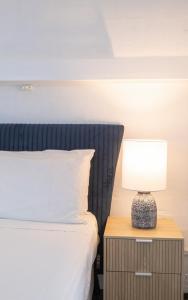仙女港Caledonian Inn - The Stump的一张带床头柜和台灯的床