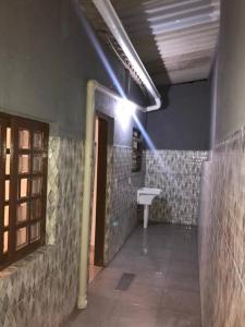 瓜鲁雅Casa com piscina, enseada Guarujá sp.的浴室配有水槽和墙上的灯。
