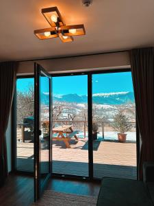 SohodolZenit Chalet Sohodol-Bran的客厅配有吊扇和滑动玻璃门。