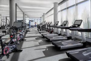 米尔布雷Grand Hyatt at SFO的健身房设有一排跑步机