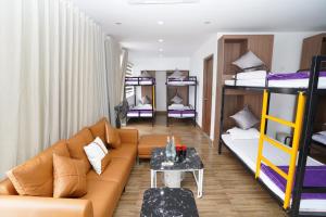 广宁Thanh Măng Hotel的带沙发和双层床的客厅