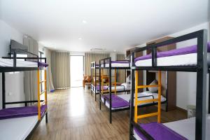 广宁Thanh Măng Hotel的宿舍间设有几张双层床。