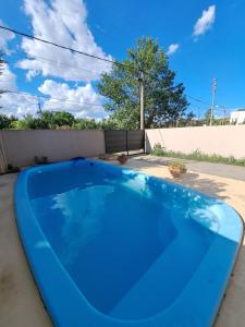 纳瓦罗Hostal El soleado的后院的一个大型蓝色游泳池