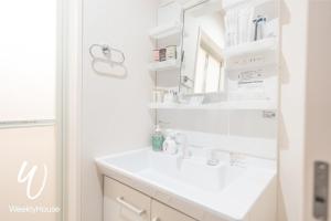 大津WeeklyHouse Silto Crete - Vacation STAY 61955v的浴室设有白色水槽和镜子