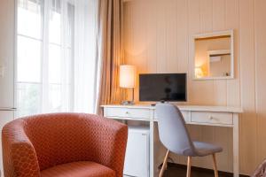 弗林布尔克玛谢特酒店的酒店客房设有椅子和电视。