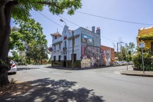 墨尔本Studio Apartment in the heart of Fitzroy的街道拐角处的建筑物