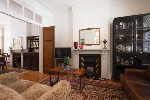 悉尼Charming 3-Bedroom Terrace in the Heart of Glebe的带沙发和壁炉的客厅