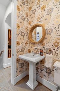 明尼阿波利斯Design House at Linden Hills的一间带水槽和镜子的浴室