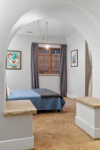明尼阿波利斯Design House at Linden Hills的一间卧室设有蓝色的床和窗户。