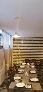 卡兹贝吉Garemta的长长的用餐室配有长桌子和椅子