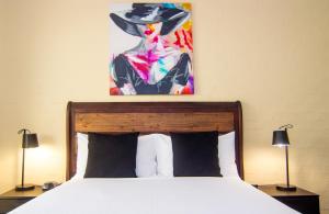 塔里克雷桑汽车旅馆的一间卧室配有一张壁画床