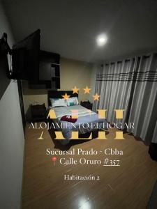 科恰班巴Alojamiento El Hogar Casa completa - Prado - Centro Cbba的一间卧室,床上有星星床