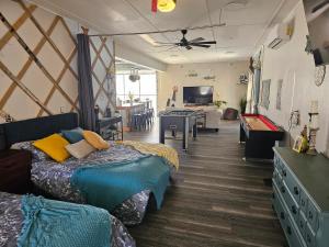 巴拿马城海滩Hidden Gem Guest House的带两张床的房间和客厅