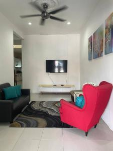 宋溪Homestay Samsul Sungkai的客厅配有红色椅子和电视