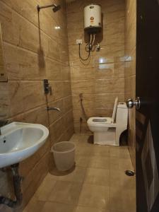 新德里Hotel New City Lite的一间带卫生间和水槽的浴室