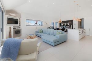 仙女港Chimneys On Bank的一间带蓝色沙发的客厅和一间厨房