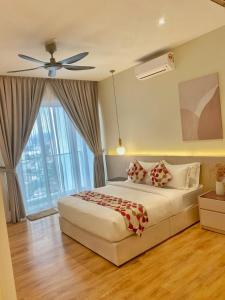 吉隆坡Lila Suites Quill Residences Klcc的一间卧室配有一张床和吊扇