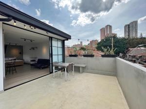 萨瓦内塔Loft con Magnífica Terraza Ubicación Céntrica的阳台的天井配有桌椅