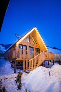 汉克亚万The Mountain Villas的雪地小木屋,设有大甲板