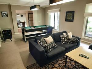 布赖特Collins Retreat - 4 Bedroom home with Pool的带沙发和台球桌的客厅